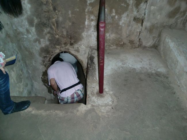 トンネルの入口。<br />入口は肩幅くらいしかないが、中の通路も同じくらいで高さは１mくらいしかなかった。<br /><br />狭いところは苦手とは思っていなかったが、急性閉所恐怖症になった感じがして、10mくらい歩いて出てしまった。