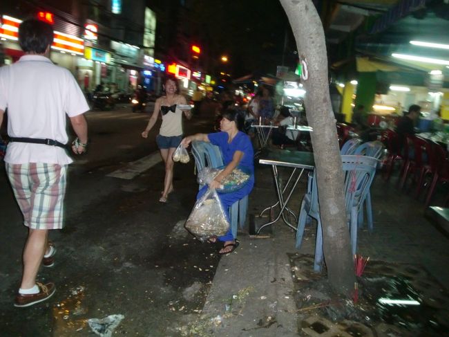 歩道に屋台が出ていて、歩くのに支障があるが、歩道を人が歩けないのは、ごく当然のことのようだ。