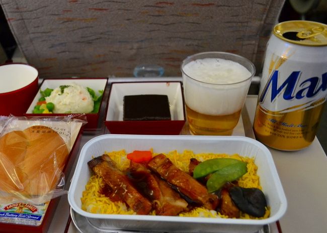 機内食は、前週のものと全く同じ。<br /><br />まずは、ビールを3本頂きました。