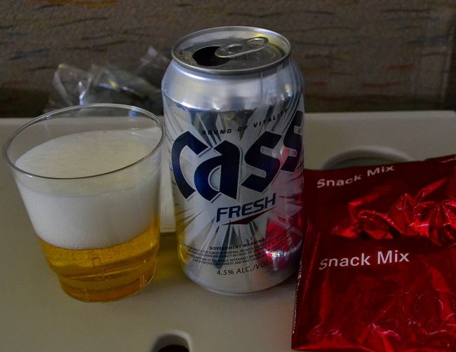 かーらーのー、ビール。<br /><br />ソウルに着くまでに、ビール6本も飲んでるけど、ほとんど酔っていない。<br />緊張感からかな。<br /><br />なお、飛行機の中では、踊る大捜査線4（3回目の視聴）。