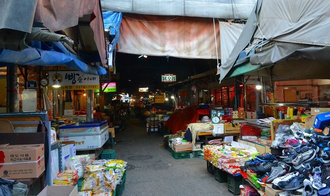 中部市場を通って、朝からお出かけ。<br /><br />食べるぞー！