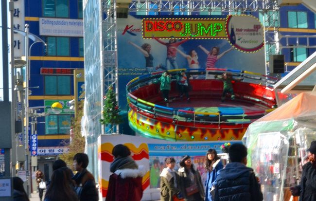 何やら、めちゃくちゃ激しいアトラクションで、お姉さんが、髪を乱して楽しんでいました。<br />