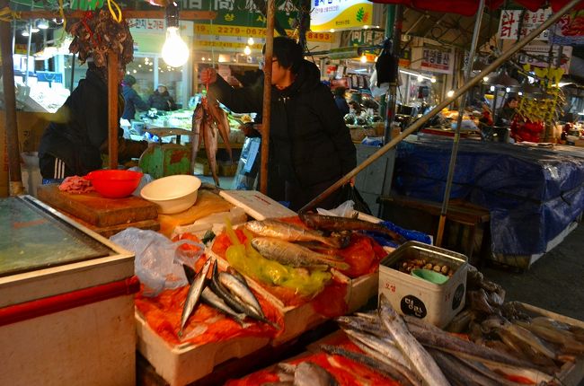 中部市場を通って、乙支路4街の駅へ。<br />