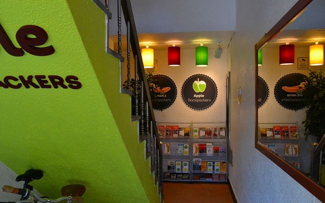 食後は、sya-さんとcozykozyさんと別れて、鐘路3街のアップルバックパッカーズさんにチェックイン。<br />まだ、部屋には入れない時間だったので、スーツケースだけ預かってもらって、出ようかな。。。と思いながら情報収集していると、中に入ってもいいよって、英語で言われました。<br />http://www.konest.com/hotel/hotel_detail.html?h_id=applebackpackers