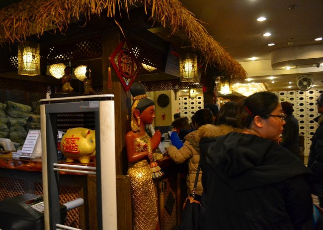 なんと、入り口には長い列。<br />20人ぐらい並んでいて、5分くらい待ちました。<br /><br />入場料は1200ウォンで、アシアナ航空の半券で半額になるらしいが、入場する際はすっかり忘れていて、提示できませんでした。あぅ。<br />