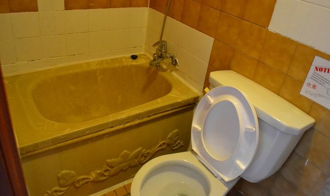201号室、こんな感じのバスタブがありました。<br />小さい〜。<br /><br />