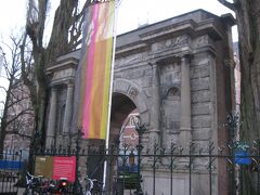 石造りの重厚な門が出迎えてくれる、国立ミュージアム（アムステルダム国立美術館）のエントランス。