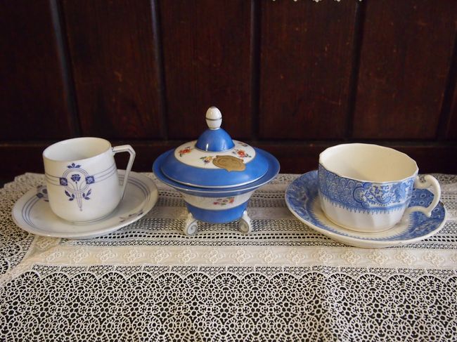 この三点　購入。　ほんとに珍しいアンティークのジョルナイ焼きのカップ２点と　ドイツ製の蓋物。