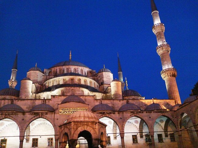 林家ペーみたいなウェイターがオーダーを取りに来るが <br />「う〜ん」なんて悩んでると「これだね、これでいいんでしょ」と勝手に<br />肉を薄いパンで巻き付けたドネルケバブを持ってきた。 <br />いや、これが良いかな〜とは思ってたけどさ、勝手すぎないかい? <br />しかもマズいぞ、このドネルケバブ。 <br />キャッチの人もニコニコしてたけど強引だったし、ペー！お前許さん!! <br />