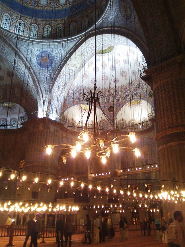 イスタンブール観光の十八番、ブルーモスクへ。 <br />イスラム教の日暮れの礼拝の時刻だったので、信者以外は終わるまで待ってから参拝。<br />(参拝でいいのか?)　私は何度も来ているが、夜は初めて。昼と違った神秘さがある。 <br />