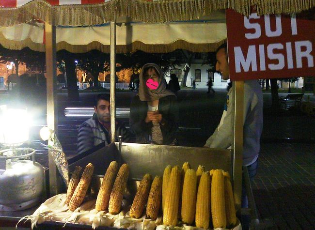 夕飯が物足りなかったので、恒例、世界のとうきびを征す！ <br />焼きトウモロコシをチラシの紙で巻いてくれたが…印刷の色が落ちて悲惨に… <br />