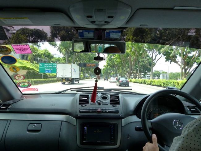 高速道路を西に向かい３０分弱でジュロン バード パークに到着