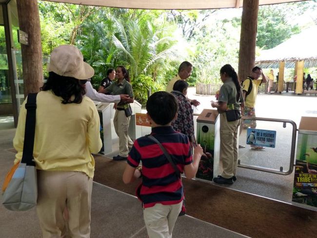 ジュロン バード パークに入場します