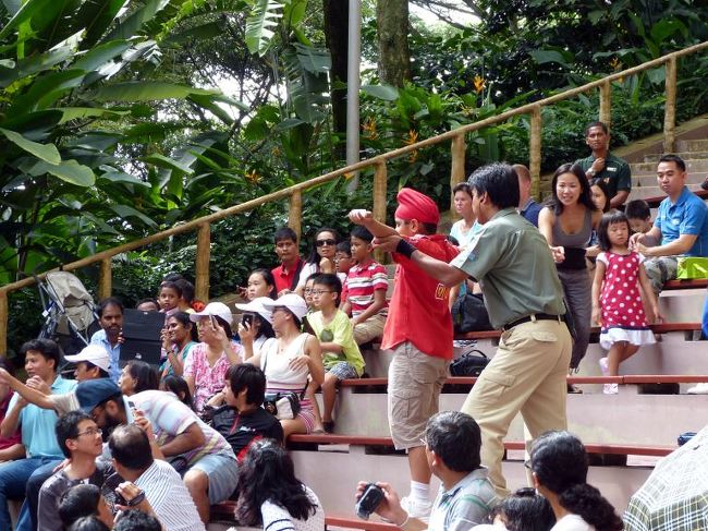 次に両腕を広げた少年に<br /><br />