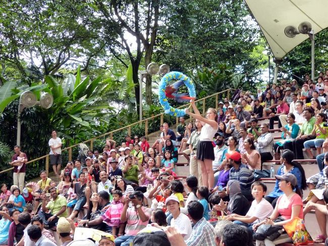 観客の持った輪を次々くぐり