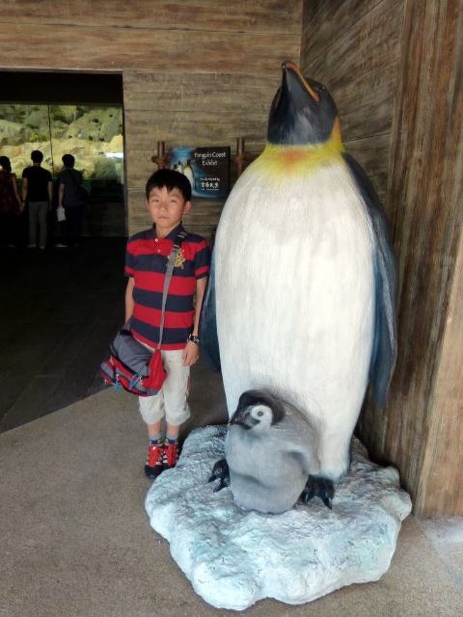 入口のペンギンと記念撮影