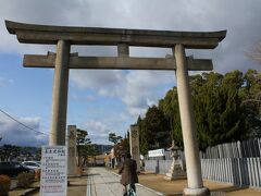 
「大石神社」

元禄赤穂事件において討ち入りをした大石良雄ら赤穂浪士を祀る神社。江戸時代には江戸幕府にはばかって表立って顕彰することはできなかったが、1868年（明治元年）、明治天皇が赤穂浪士の墓のある泉岳寺に勅使を遣わしこれを弔って以降、赤穂と京都に赤穂浪士を祀る神社が創建された。（Wikipediaより）