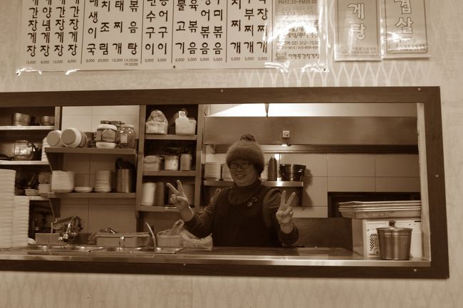 阿峴洞カンジャンケジャン(旧ワンカルビ)のおばさん。<br /><br />実に料理が上手。