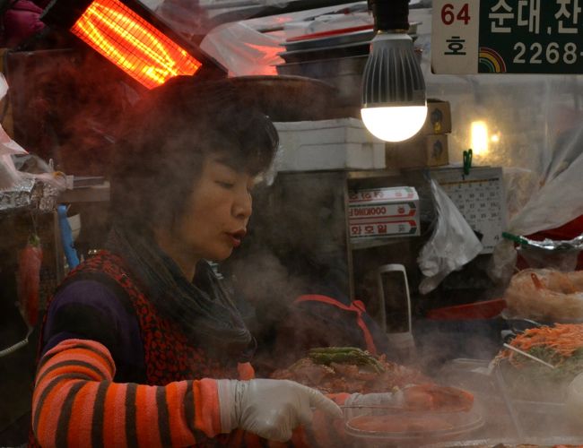 広蔵市場の屋台のおばさん。<br />熟女率が高いこの市場の中でも、美熟女はいません。