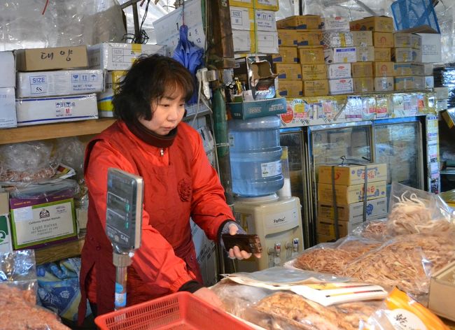 中部市場のおばさん。美女ではない。。