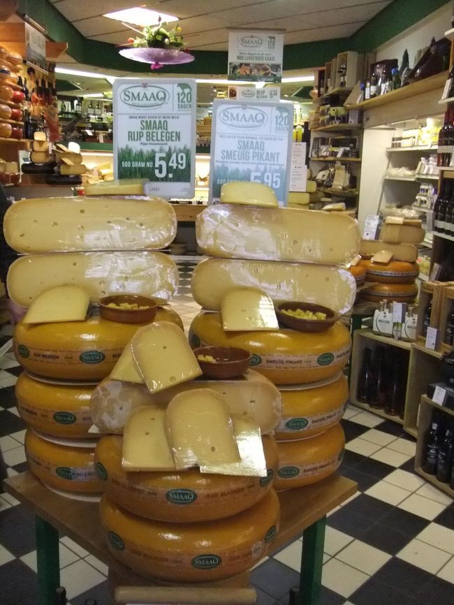 所狭しとﾁｰｽﾞが並んでいます。<br />パンもありました。