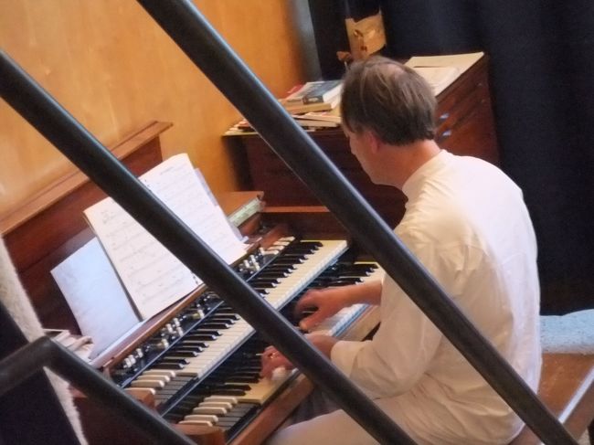 気が向くと、シェフがオルガン演奏を聞かせてくれるそうです。<br />今日は、シェフご機嫌？！<br />オルガン演奏を聞けてラッキー！