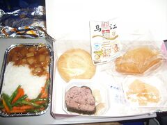 China Southern Airlines
URC - CAN CZ3912
Urumqi - Guanzhou
17 Aug. 2007
☆☆
ウルムチから広州路線。4時間のフライトでこの一回の機内食。ビシュケク?ウルムチの機内食と微妙に盛り付けが異なる。
この日三回目のフライトで、三回目の機内食。流石に三回目の機内食になると食の進みが遅くなる。

