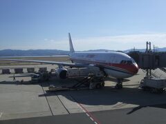 2012年12月、関空から上海へのフライト。関空からの中国線はB737やA320シリーズといった座席が3-3の6アブレストで窮屈感があるのが多い。しかし13：30の上海行きの中国東方航空（MU）はA330でシート配列も2-4-2の8アブレスト、小型機材と比べゆったり感がある。 