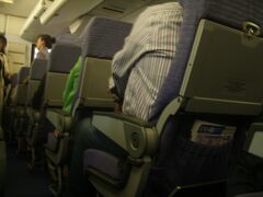 2008年、台北から香港に向かう中華航空の機内。Ｂ７４７?４００の機材で傷みが目立つ

10：05出発のＣＩ５０６便の搭乗の予定で、搭乗券も発券され搭乗待合室で多くの乗客と一緒に待っている最中、ＣＡも機材に乗り込んだが、その5分後フライトキャンセルとなり、10：40発のＣＩ８０１便に統合されてフライトすることに・・・。 
