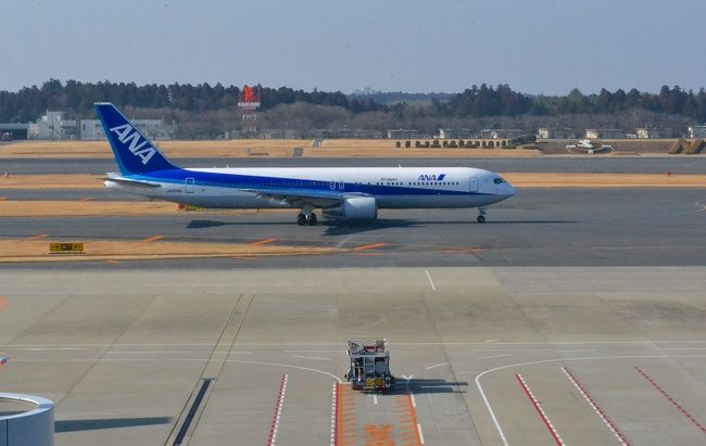 手荷物検査・出国審査の前には、展望ロビーで飛行機を眺めましょう。<br /><br />まずは全日空。<br /><br />