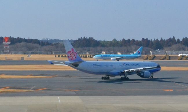 中華航空（手前）と大韓航空（奥）