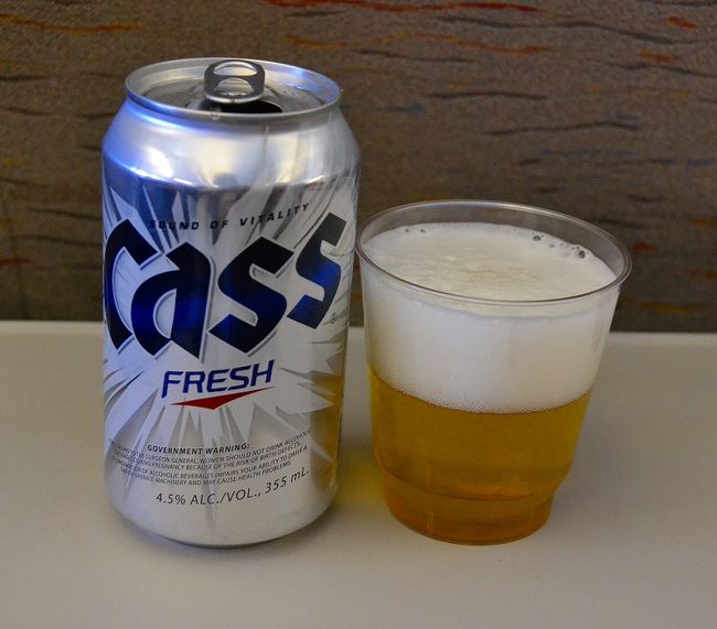 飛行機の中で、韓国のビールを飲む。<br />Cass!!<br /><br />