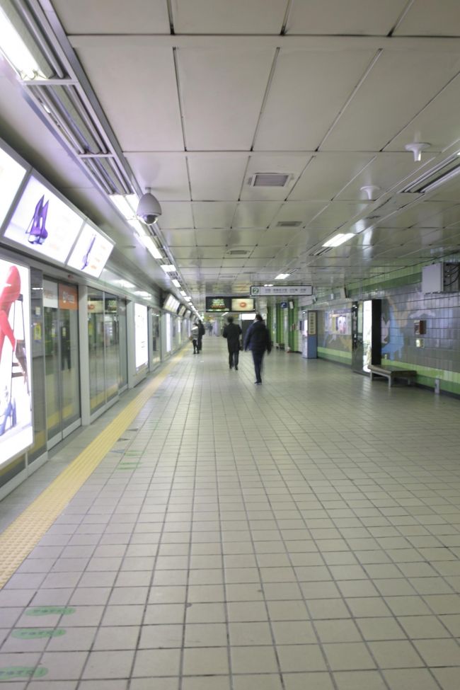 構内を歩きます。