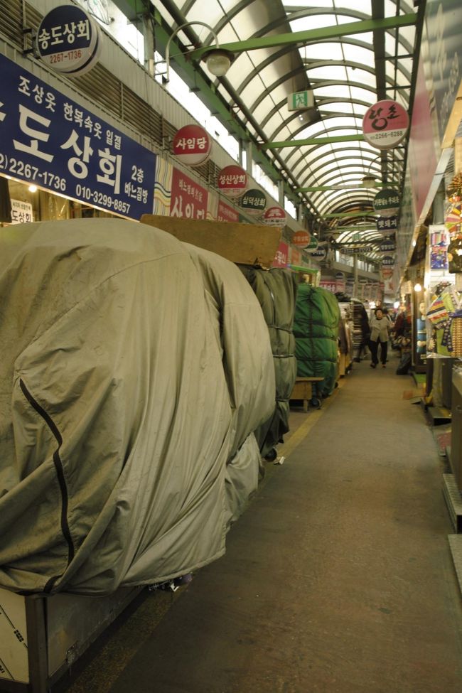 やっと市場に足を踏み入れます。探して探して……