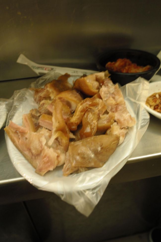 主人が豚足も注文。<br /><br />ね、そのチョイスまちがってない?という不安は的中。<br /><br />スンデは、まったく食べれませんでした……<br />オモニごめんなさい<br />