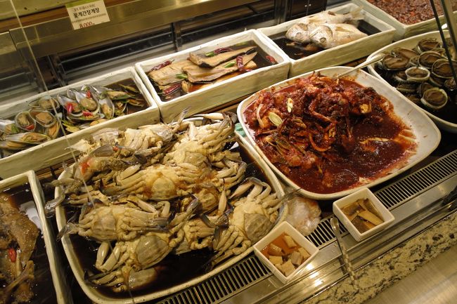 明洞に戻ってホテルの目の前のロッテの地下の食品売り場に。<br /><br /><br />頼まれていたカンジャンケジャンを購入。<br />お惣菜屋さんで何件か出してるお店がありました。<br />私達はちょっとカニが大きめのお店で購入。<br />キムチ味と普通の1キロづつで1万4千円ほど。高いのか安いのかよくわからないけど<br />主人のお父さんの好物で頼まれものだったから、いいものの方がいいので<br />これでOK。<br /><br />ぐるっぐるっに梱包してもらいました。