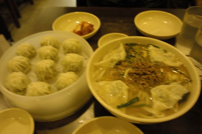 マンドゥとカルクッス<br /><br /><br />この後お持ち帰りのロティボーイを買って、荷物重すぎなのでリムジンバスで空港に。ホテルの目の前がバス停なので、便利。