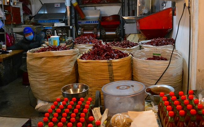 中部市場には、唐辛子もいっぱい。辛そう〜<br />