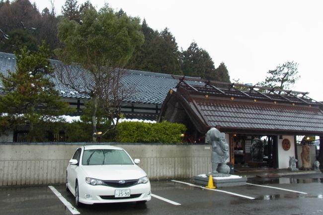 次は、観光です。<br />今回は、永平寺・恐竜博物館・越前水仙がメインでした。<br />方向が同じなので、はじめに永平寺を見て・・・と思っていましたが、なんだかお天気も悪そうだし、寒いし、恐竜博物館じっくり見られなかったらいやだし・・・ということで、一日目はゆっくり恐竜博物館を見ることにします。<br /><br />途中で、「羽二重餅の古里」という、工場兼販売所がありましたので、寄り道します。<br />色々あって迷いますが・・・やっぱり銘菓・織姫（餡を羽二重餅で巻いたもの）と、甘納豆のような豆が混ざったものをいただきました。<br />工場見学楽しみにしてましたが、この日はお休みで、残念。
