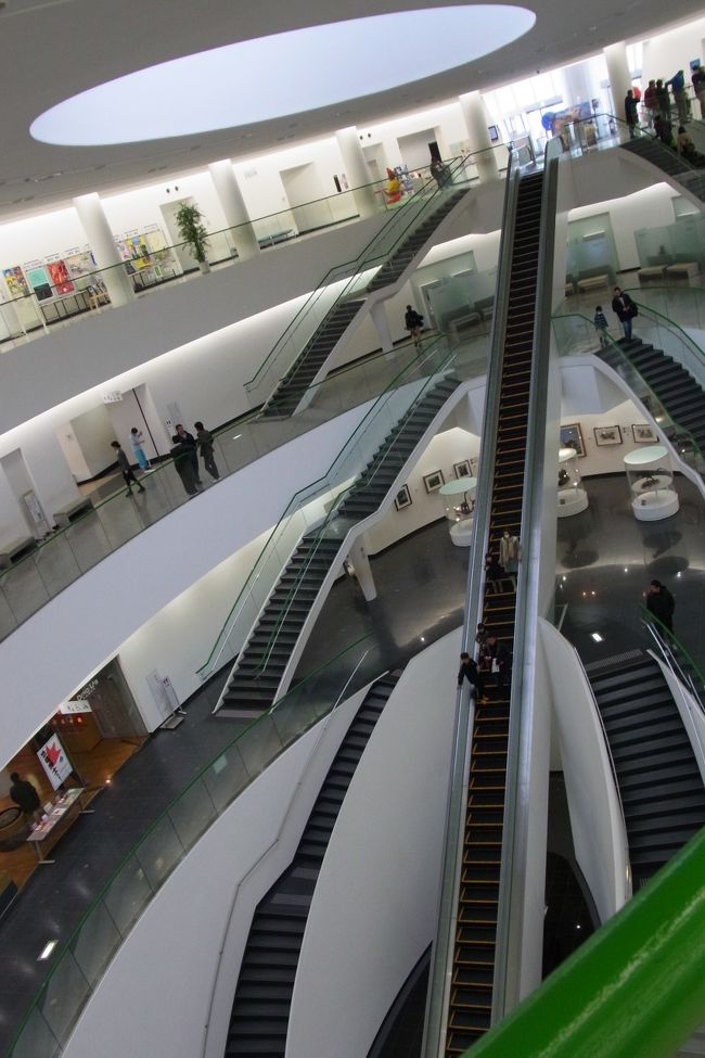 私たちはベビーカーだったのでエレベーターでしたが、エスカレーターがこーんなに長くて結構迫力。