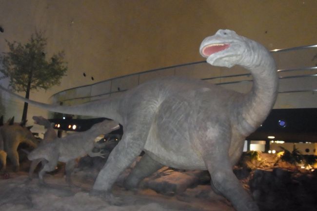 肉食怪獣に襲われてる草食怪獣、の像。<br />これもちょっと動くので、横を歩いているとびっくりします。