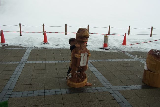 出入り口には木でできた恐竜がいます。<br />息子なぜかよじ登る（笑）。<br /><br />ショップでは、せっかくなんで恐竜図鑑を買いました。息子だけでなく（むしろ私が？！）私も楽しんでいます＾＾。