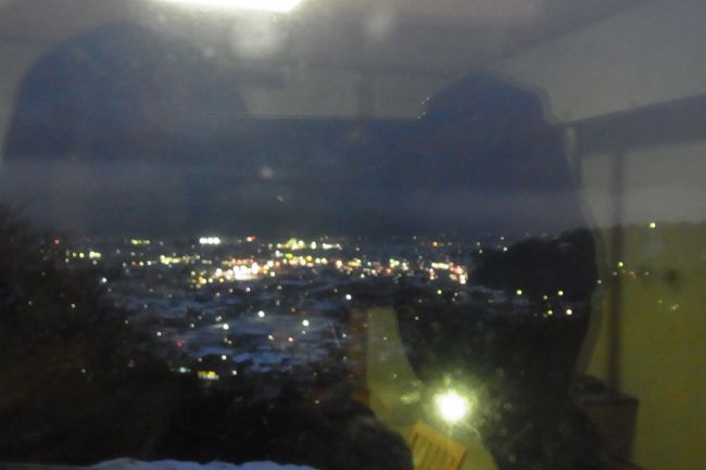 お部屋からは町が見下ろせます。<br />少し山の上にあります。<br /><br />微妙な時間だったので、夫と息子はお部屋で待っていてもらい、私と娘でお風呂に行きました。