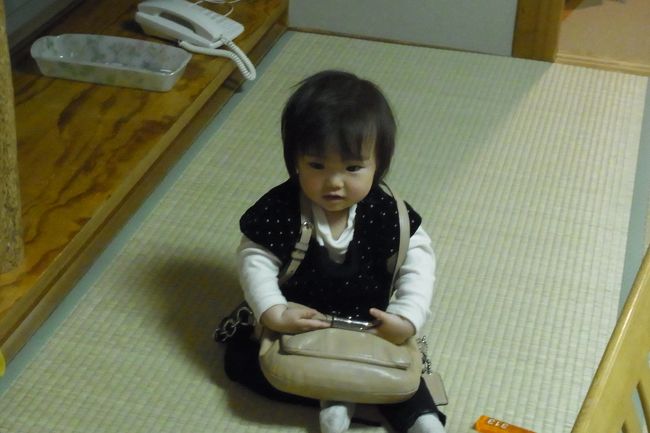 ご機嫌でかばんを掛ける娘。<br />やっぱり女の子ですね？！