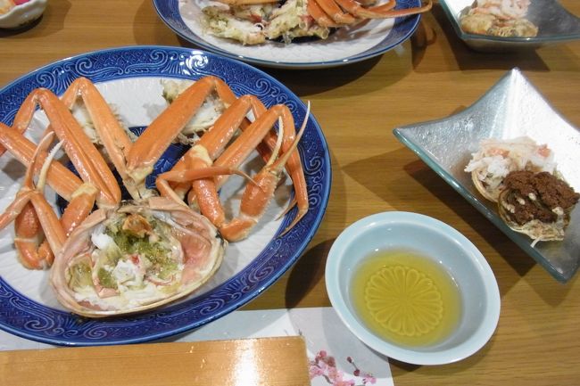 さて、お待ちかねのお夕飯です〜<br />今回は、カニより実は寒ぶりがお目当てだったんですが、こちらではそんなになかったみたい。新潟・富山あたりが一番なんですかね。<br />お刺身で少しありましたが。
