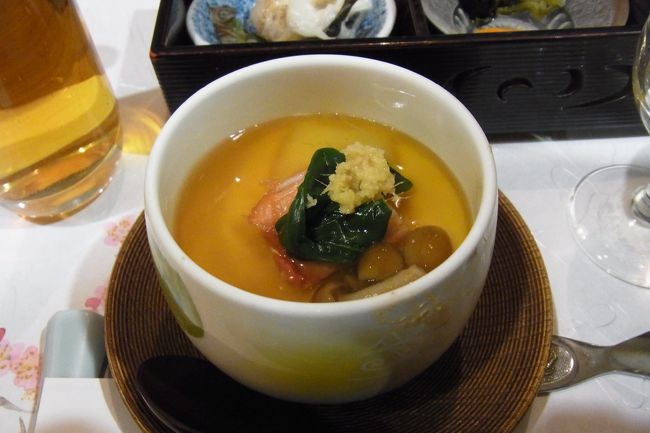 カニ入り茶碗蒸し！<br />今回は子供たちはお食事なし。取り分けましたが、お刺身ＮＧ、娘は海老・蟹はまだ食べさせていないので、結構食べるものがありませんでした＾＾；。<br /><br />実は、ご飯を食べ始めてから、ものすごい寒気に襲われた私。浴衣で裸足だったから？！と思ったけど、それどころではなく、でもとにかくカニやらお刺身はしっかりいただきました。でも蟹・お刺身・そばなど、基本冷たいものばかりだったので、体がどんどん冷えてくる・・・<br />ガタガタ震えながら布団にもぐりこみ、沢山着込んで寝ました。<br />夜中から汗が出て暑くなってくるいつもの感じで朝にはさがりましたが・・・でも、あの暑さ、はかってないけど結構熱出ていたと思います。<br />なんでしょ、最近の旅続きのせい？！<br /><br />健康じゃないと旅は楽しめないですね、健康一番ですっ！