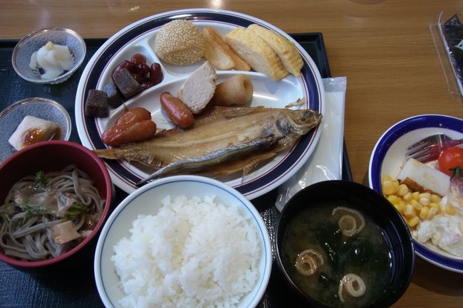 朝ごはんはこんな感じ。<br />お魚、おいしかったです。<br />おそばも、昨晩は寒すぎて食べられなかったのでおいしかった＾＾。