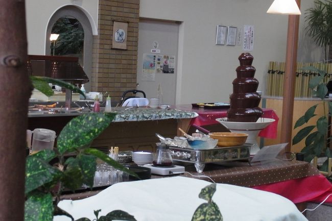 なななんと、朝から突然チョコレートファウンテンがっ！！<br />普段チョコレートを食べさせてもらえない（いや、実際なんだかんだで食べてますがね・・・）息子、目を輝かせる。