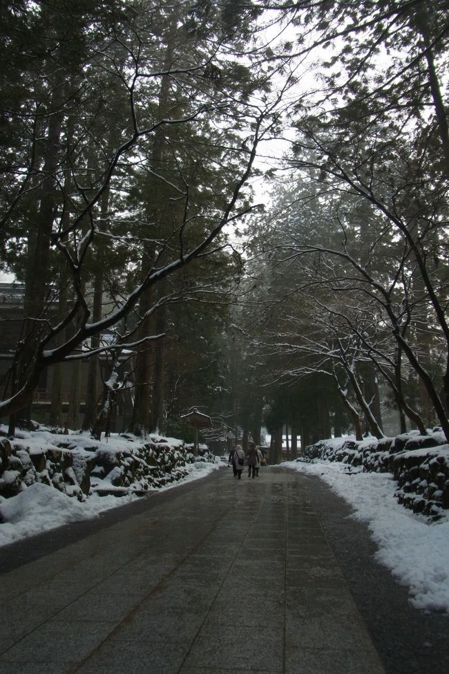 ホテルを10時前にチェックアウトして、まずは永平寺にむかいます。<br />雪もあって神聖な雰囲気ありますね。<br /><br />永平寺は、1244年に道元禅師により開創された、曹洞宗の大本山。<br />秋には紅葉も美しいそうです。