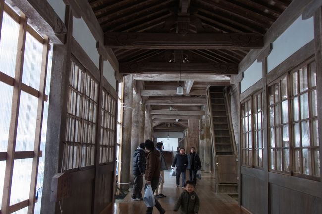 ベビーカーでは途中まではいけますが、結局山門までいく場合、戻って下にあずけないといけないので、チケットを買って、入口までであとは抱っこしたほうが早いと思います。<br />チケットを見せるところまでは、別な入口（スロープ）があります。